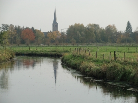 Wachtendonk : Wanderung von der Wankumer Straße an der Niers entlang bis zur Nettemündung in die Niers. Im Hintergrund ist die Pfarrkirche St. Michael zu sehen.